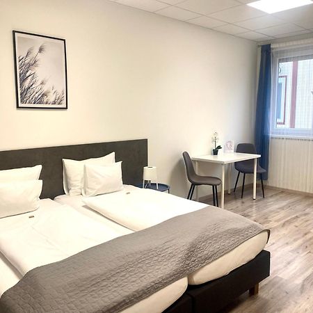 Vecsesi Rendezvenykoezpont Es Panzio Bed and Breakfast Buitenkant foto