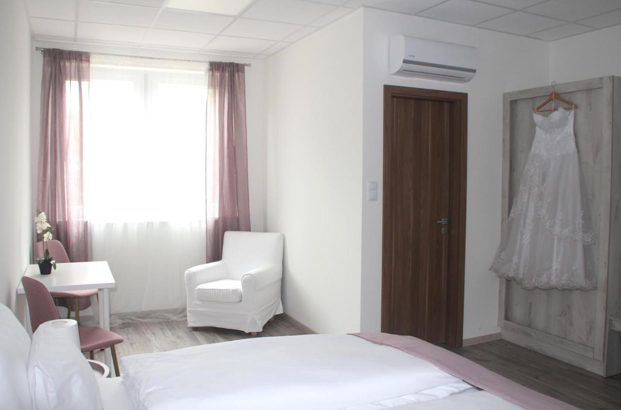 Vecsesi Rendezvenykoezpont Es Panzio Bed and Breakfast Buitenkant foto