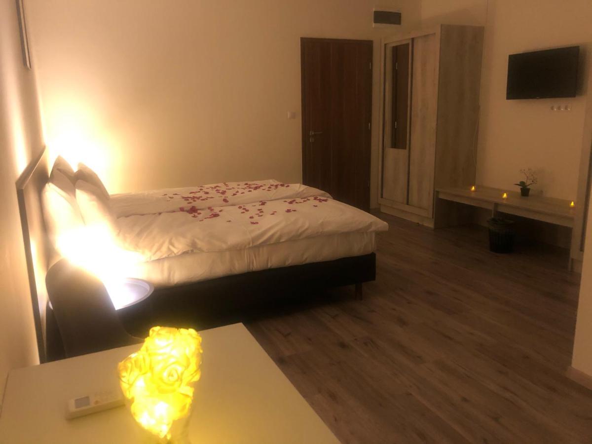 Vecsesi Rendezvenykoezpont Es Panzio Bed and Breakfast Buitenkant foto