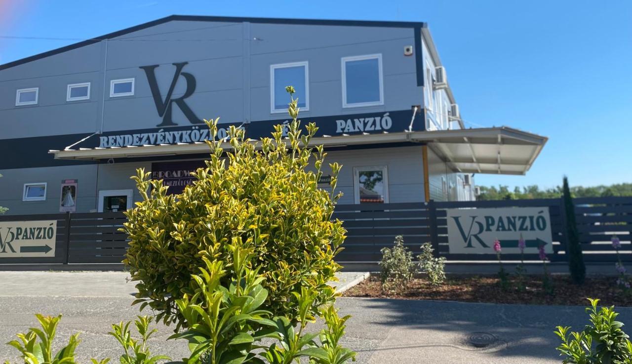 Vecsesi Rendezvenykoezpont Es Panzio Bed and Breakfast Buitenkant foto