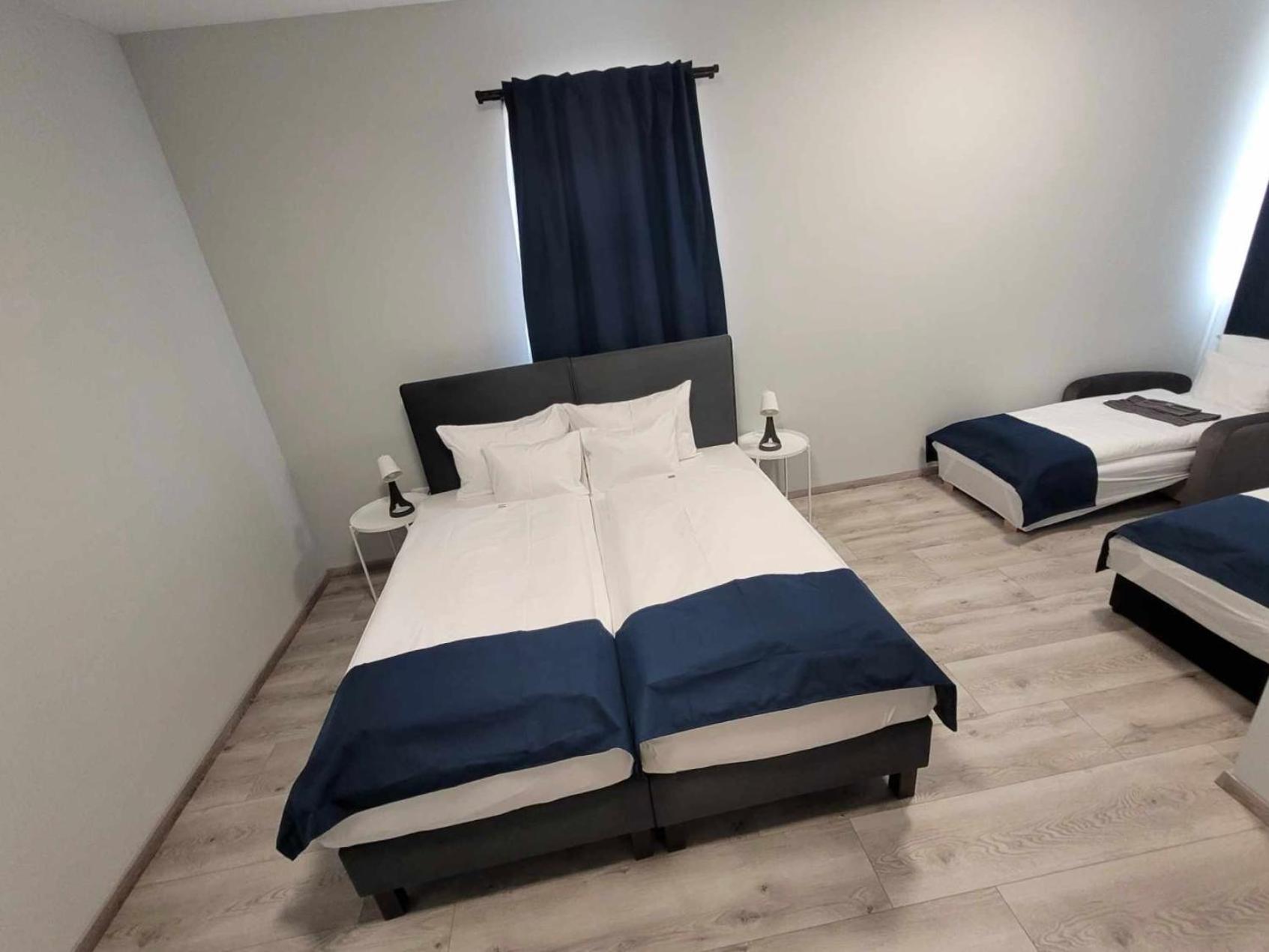 Vecsesi Rendezvenykoezpont Es Panzio Bed and Breakfast Buitenkant foto