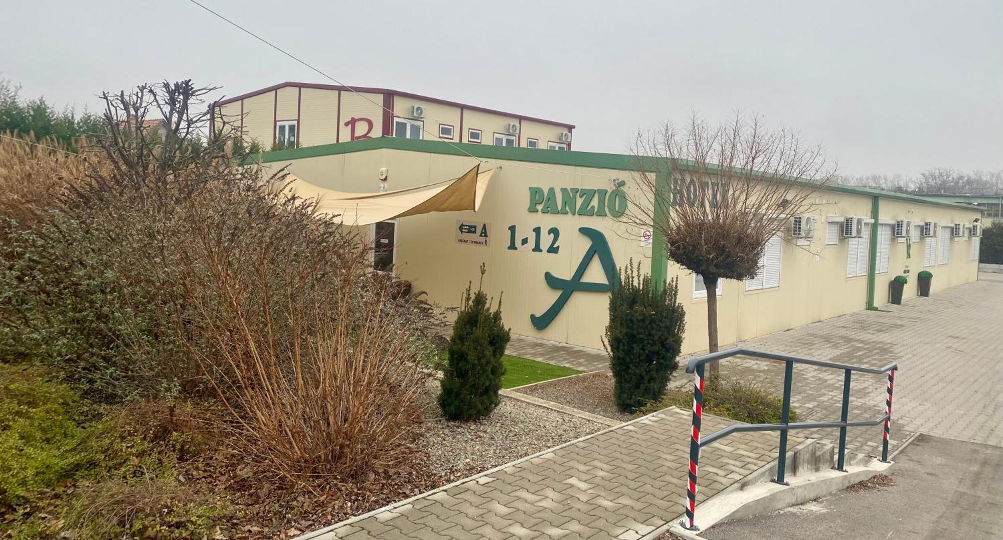 Vecsesi Rendezvenykoezpont Es Panzio Bed and Breakfast Buitenkant foto