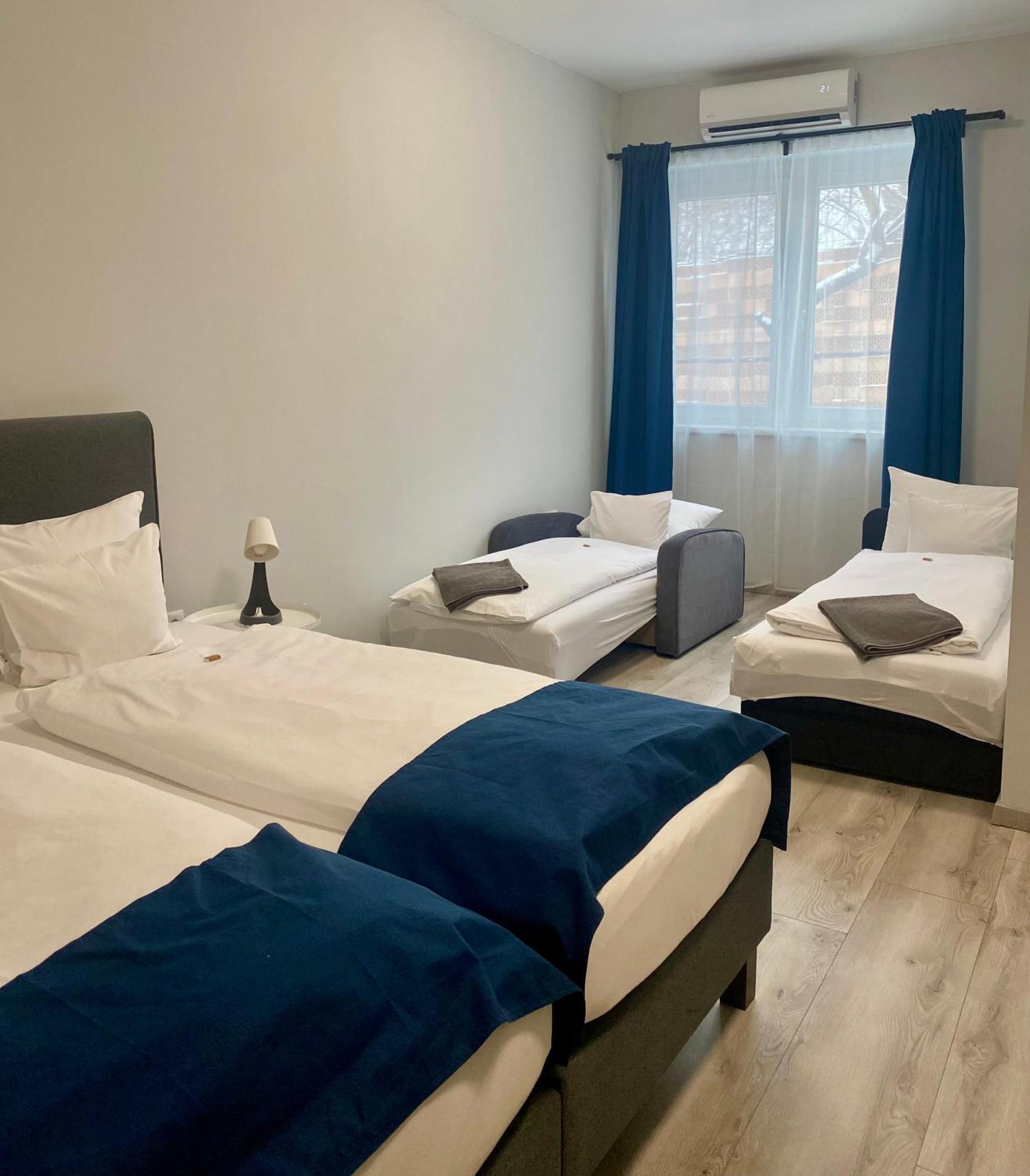 Vecsesi Rendezvenykoezpont Es Panzio Bed and Breakfast Buitenkant foto